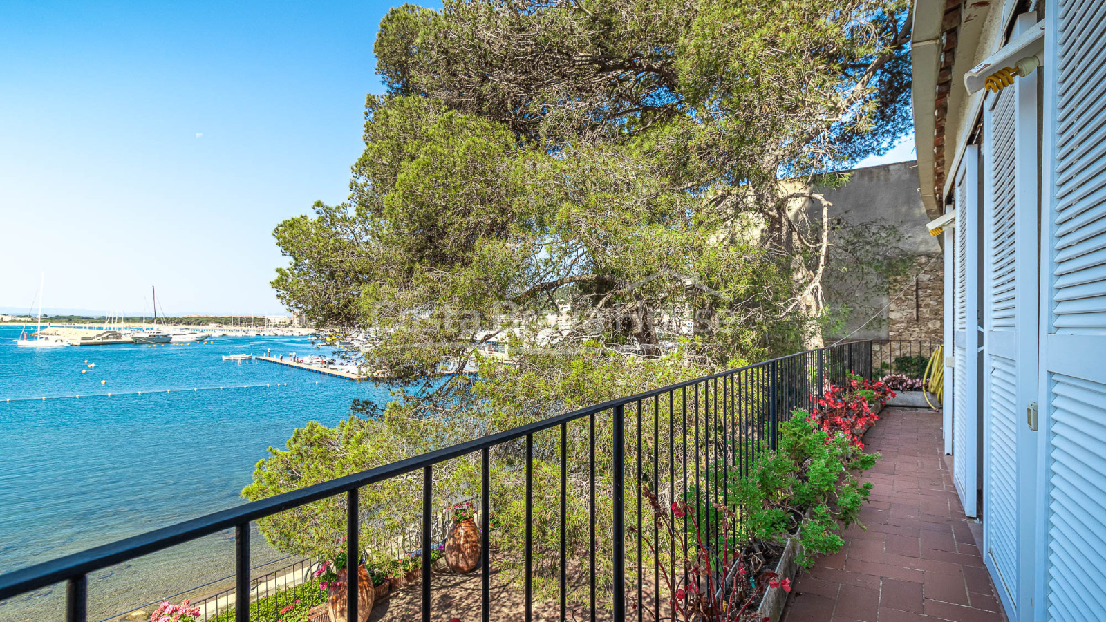 House on the seafront in l'Estartit