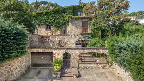 Casa estil masia en venda a Sant Antoni amb llicència