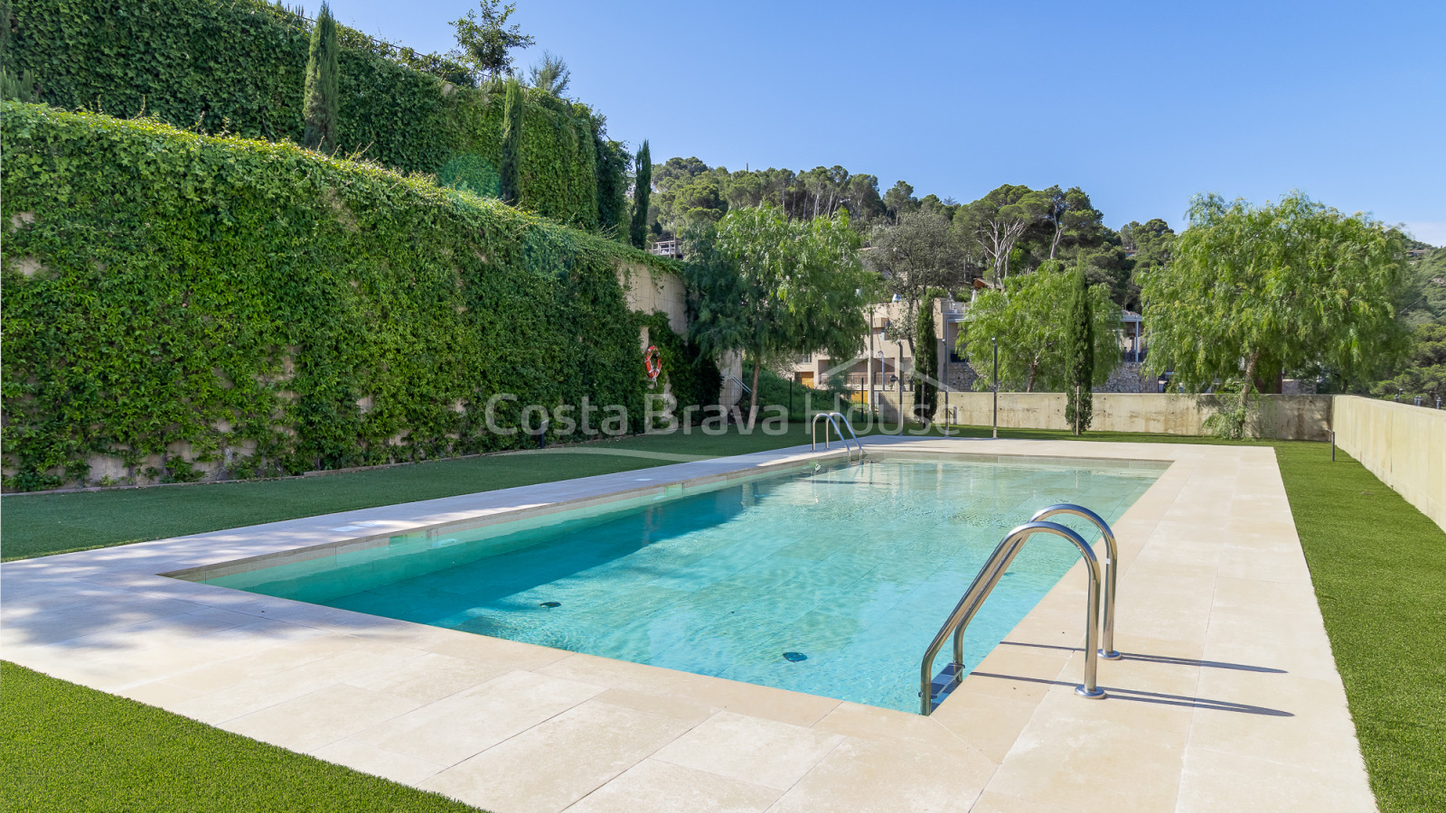 Nieuwbouwappartement met zeezicht te koop in Sa Riera (Begur)