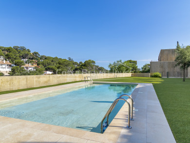 Luxe residentieel complex aan het strand van Sa Riera (Begur), met zeezicht, groene zones en zwembad. Laatste appartementen te koop.