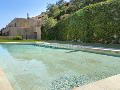 Residencial de luxe a la platja Sa Riera (Begur), amb vistes al mar, àrees verdes i piscina. Últims apartaments en venda.