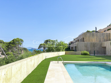 Residencial de luxe a la platja Sa Riera (Begur), amb vistes al mar, àrees verdes i piscina. Últims apartaments en venda.