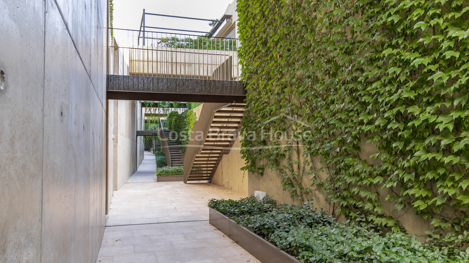 Nieuwbouwappartement met zeezicht te koop in Sa Riera (Begur)