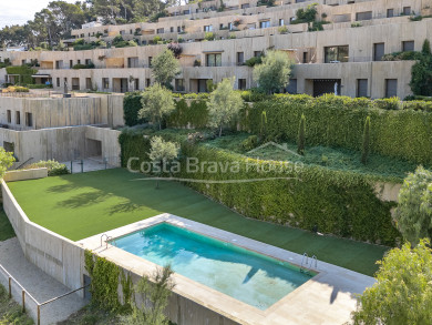 Residencial de lujo en playa Sa Riera (Begur), con vistas al mar, areas verdes y piscina. Últimos apartamentos en venta.