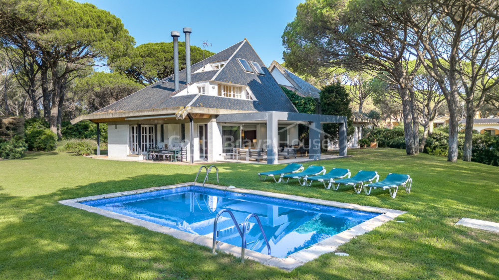 Villa en Pals cerca del golf y la playa con jardín privado