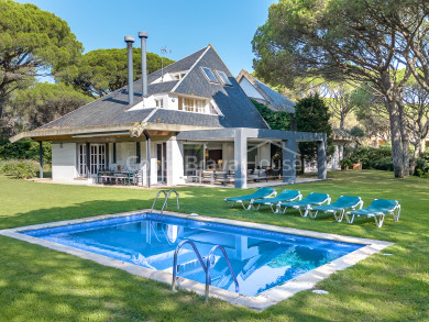 Mediterranean villa with garden and pool for sale in Pals, near the golf course and the beach