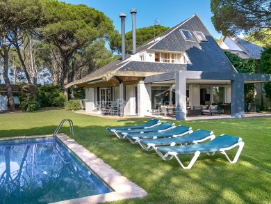 Vila mediterrània amb jardí i piscina en venda a Pals, a prop del golf i la platja