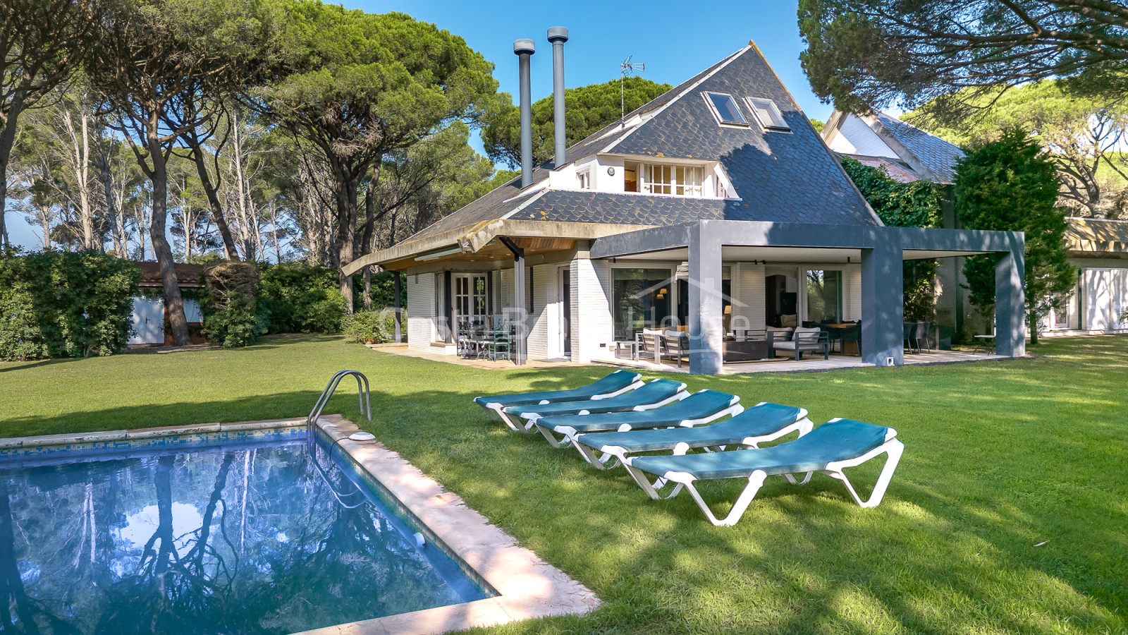 Villa in Pals near golf and the beach with private garden