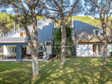 Villa mediterránea con jardín y piscina en venta en Pals, cerca del golf y la playa