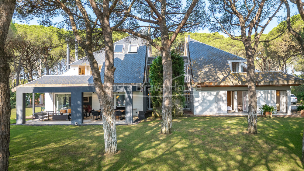 Villa in Pals vlak bij de golfbaan en het strand met privétuin