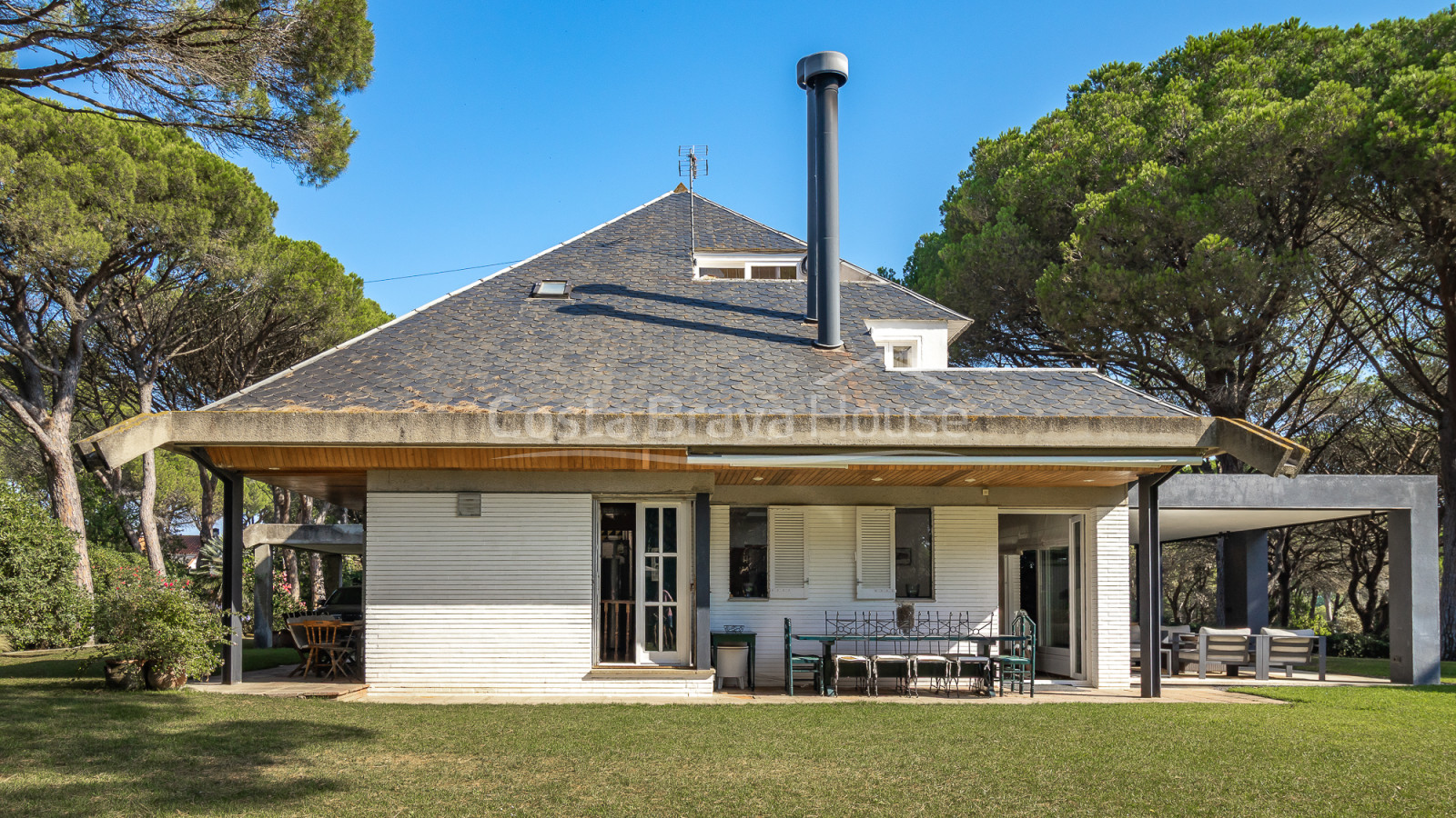 Villa in Pals vlak bij de golfbaan en het strand met privétuin