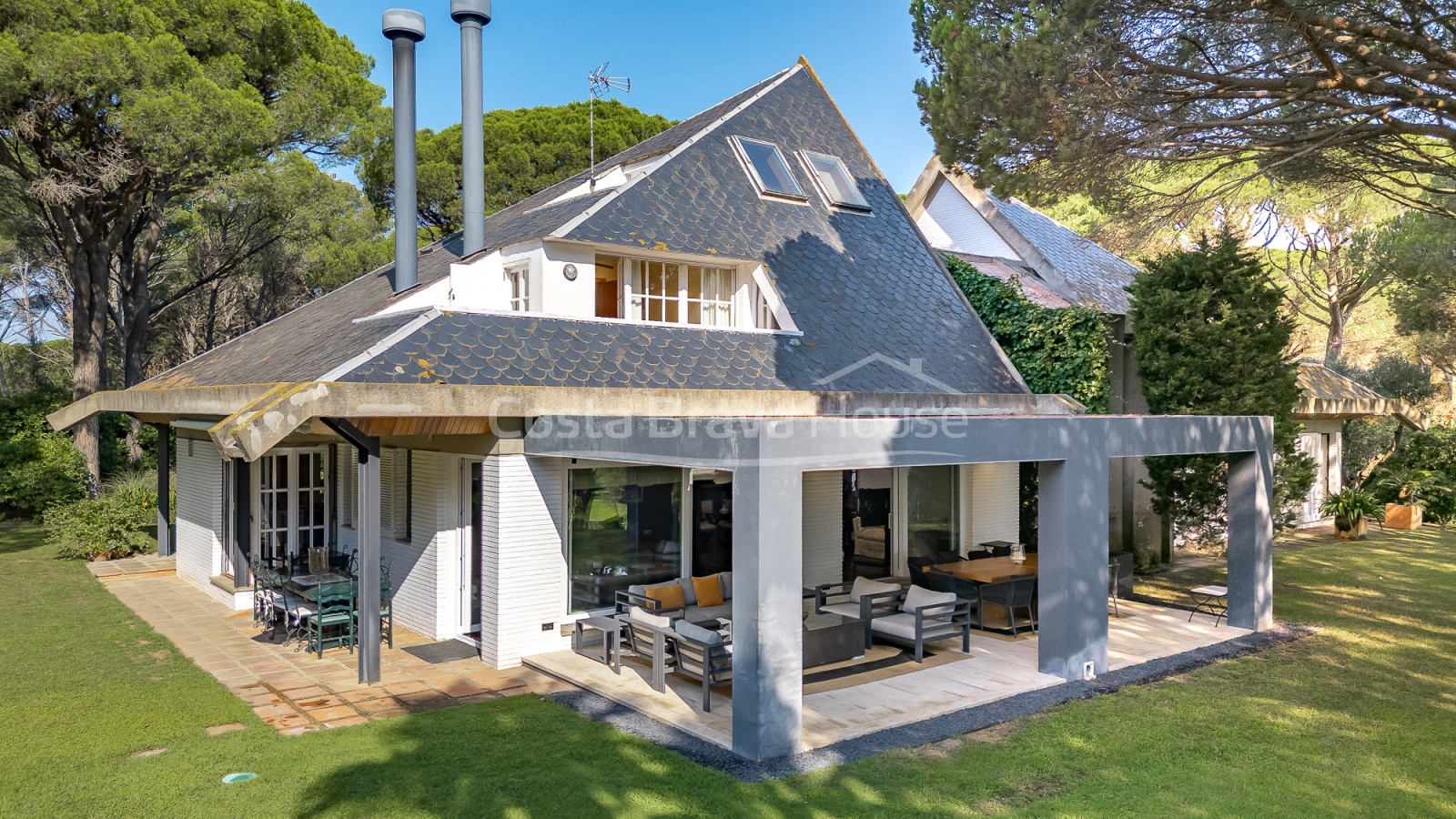 Villa in Pals near golf and the beach with private garden