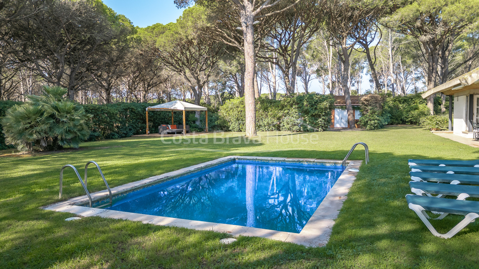 Villa in Pals vlak bij de golfbaan en het strand met privétuin