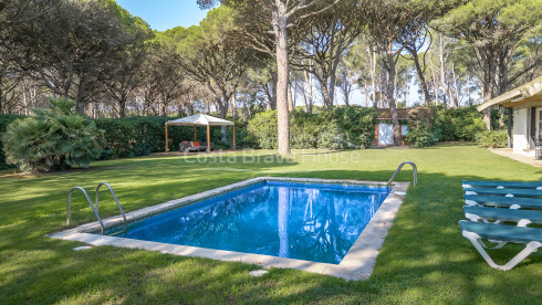 Villa in Pals vlak bij de golfbaan en het strand met privétuin