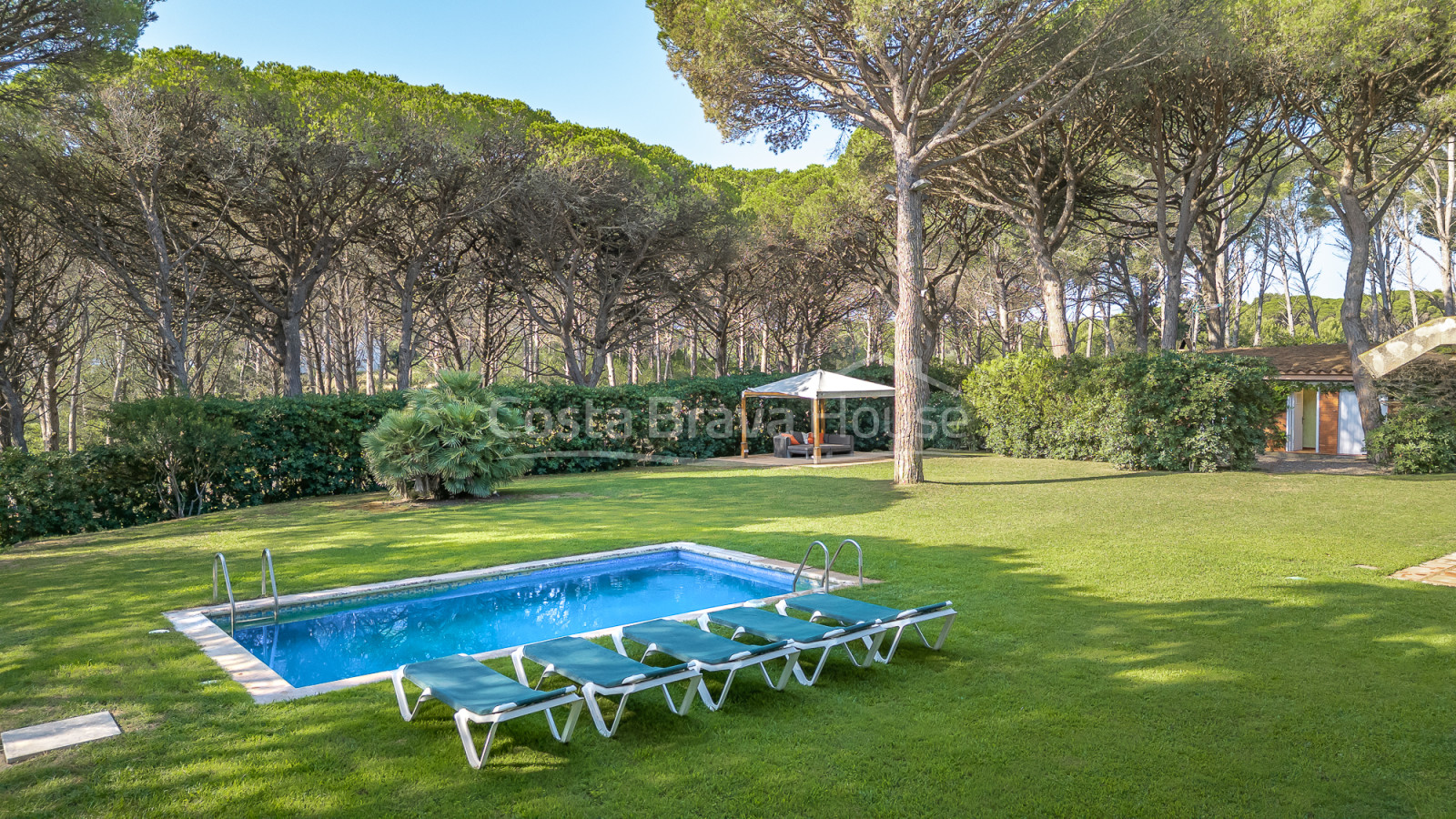 Villa in Pals near golf and the beach with private garden