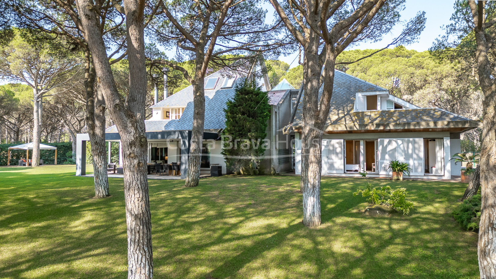 Villa in Pals vlak bij de golfbaan en het strand met privétuin