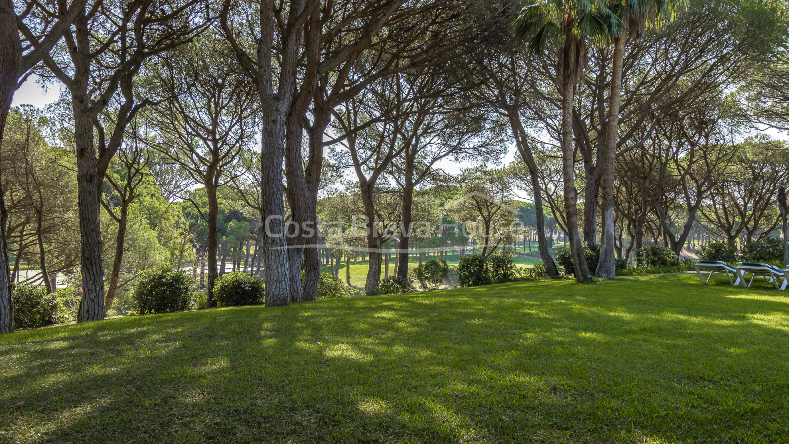 Villa in Pals near golf and the beach with private garden