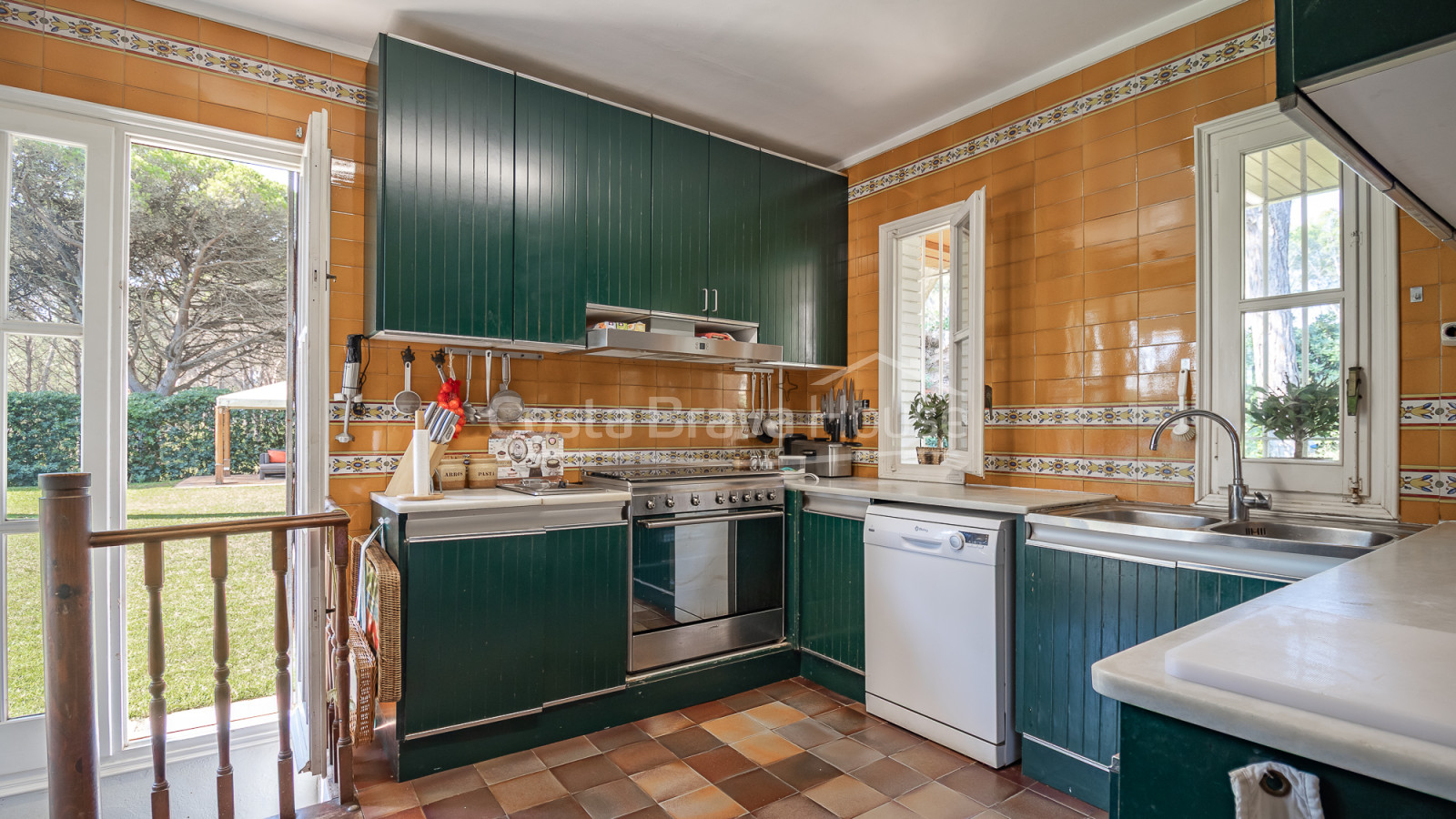 Villa in Pals near golf and the beach with private garden