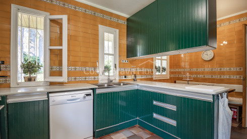 Villa in Pals vlak bij de golfbaan en het strand met privétuin