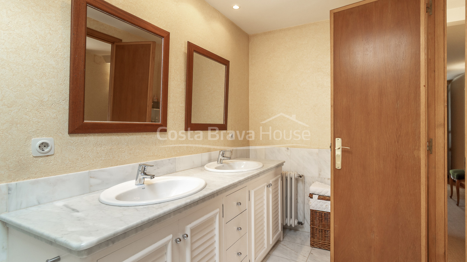 Villa in Pals near golf and the beach with private garden