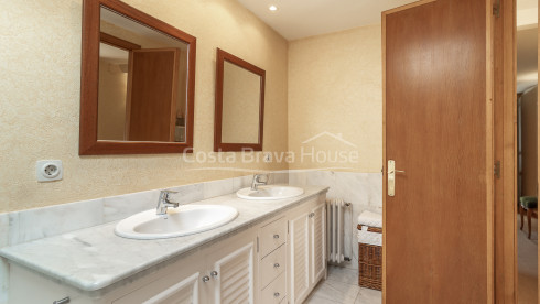 Villa in Pals near golf and the beach with private garden