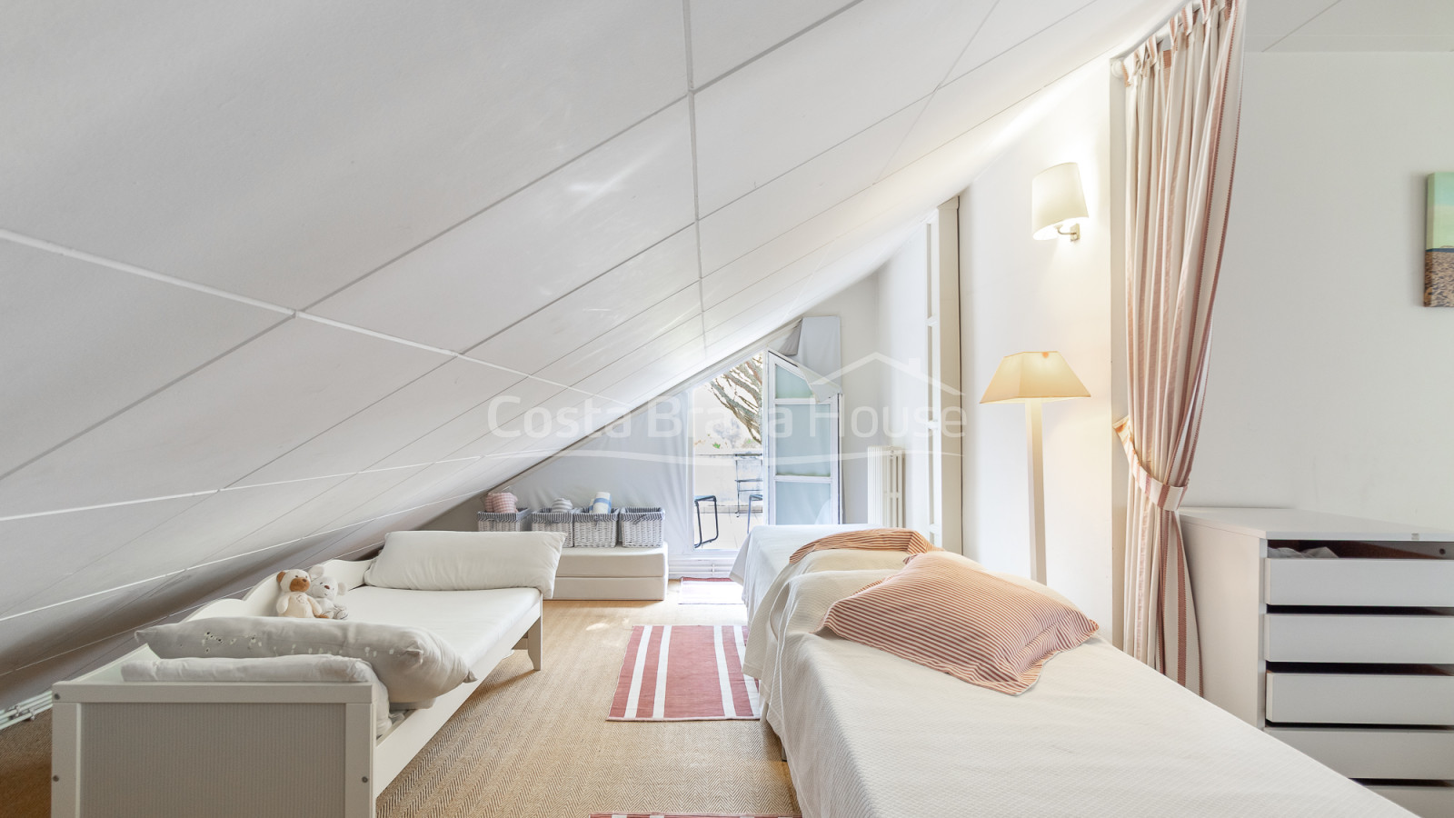 Villa in Pals near golf and the beach with private garden