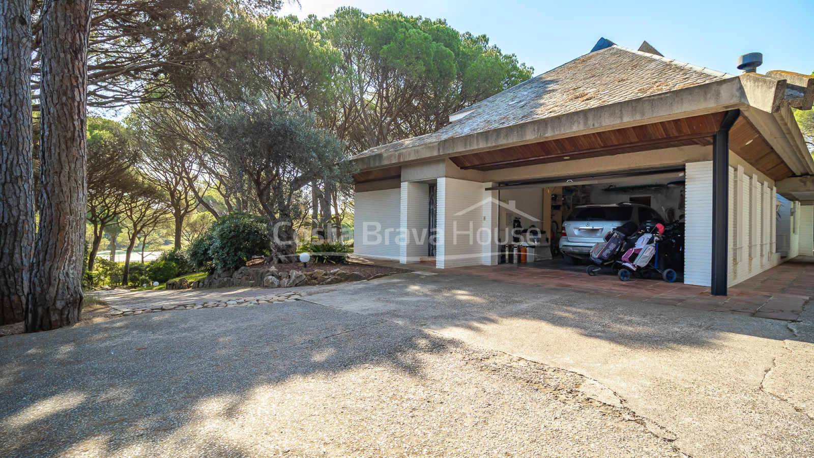 Villa in Pals near golf and the beach with private garden