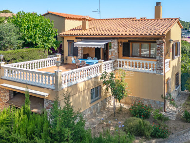 Casa con dos viviendas independientes y licencia turística en venta en Residencial Begur