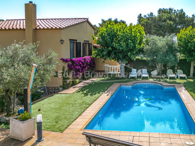 House with two independent units and tourist license for sale in Residencial Begur
