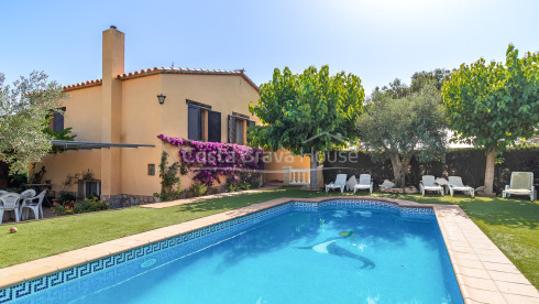 Casa con dos viviendas y licencia turística en Begur