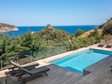 Villa con vistas panorámicas al mar y licencia turística en venta en Aiguablava, Begur