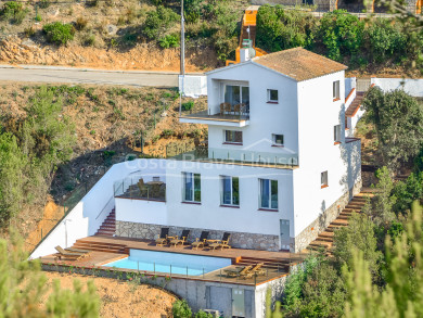 Villa con vistas panorámicas al mar y licencia turística en venta en Aiguablava, Begur