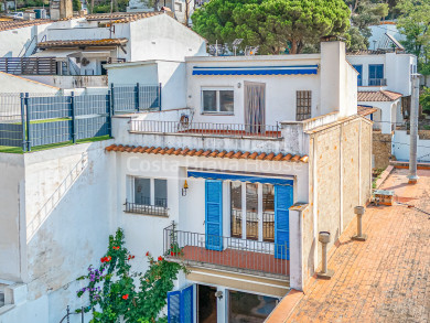 Encantadora casa amb jardí, mini piscina i llicència turística en venda a 3 minuts de la platja de Tamariu