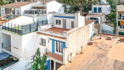 Casa amb piscina i llicència turística a Tamariu poble