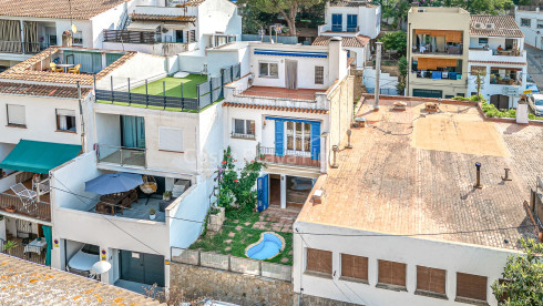 Casa amb piscina i llicència turística a Tamariu poble