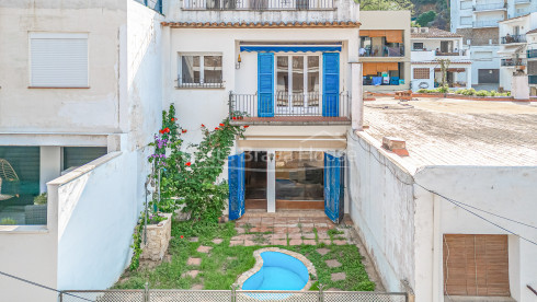 Casa amb piscina i llicència turística a Tamariu poble