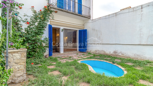 Casa amb piscina i llicència turística a Tamariu poble