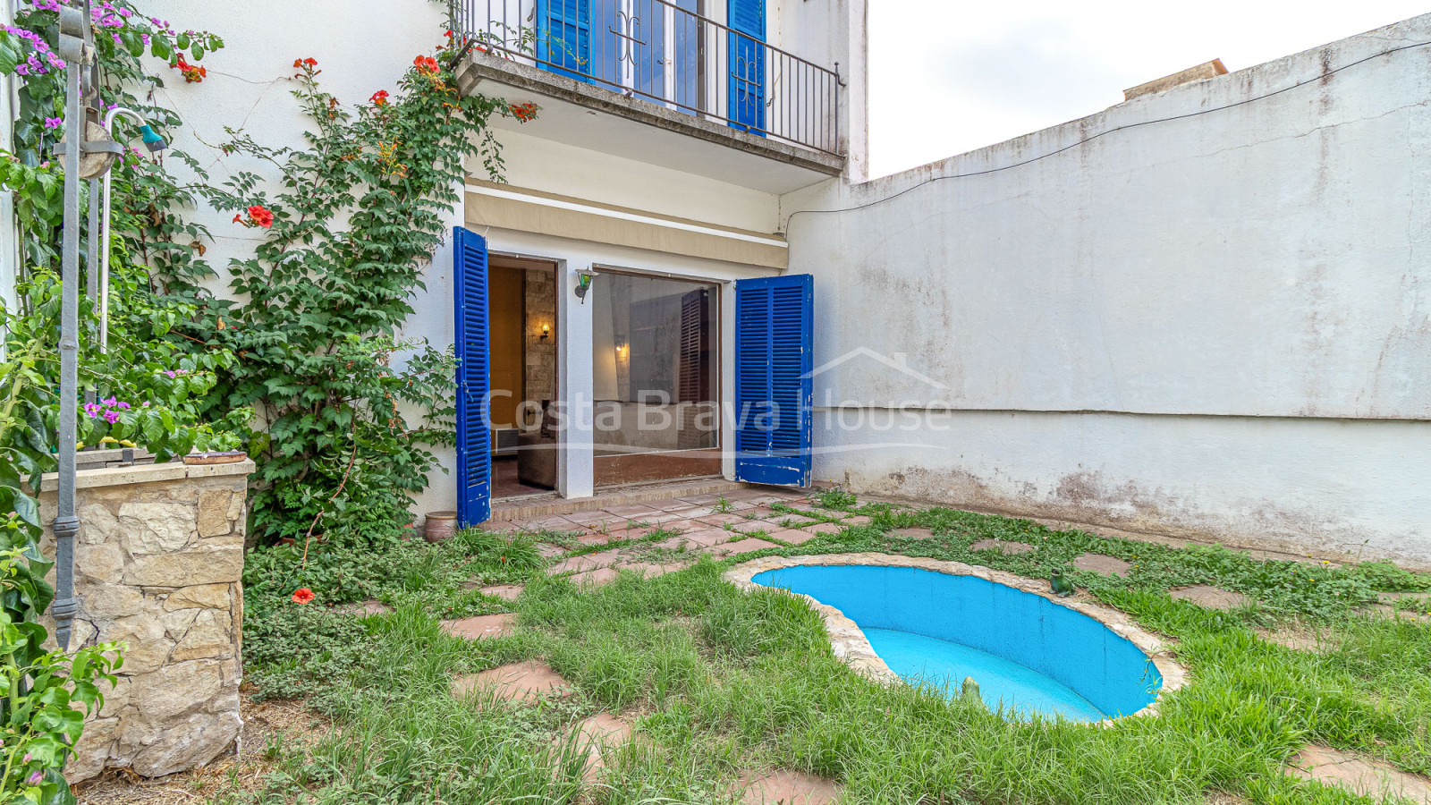 House for sale with pool and tourist licence in Tamariu