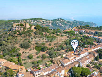 Casa de poble amb jardí de 1.500 m² en venda al costat del castell de Begur i a prop del centre