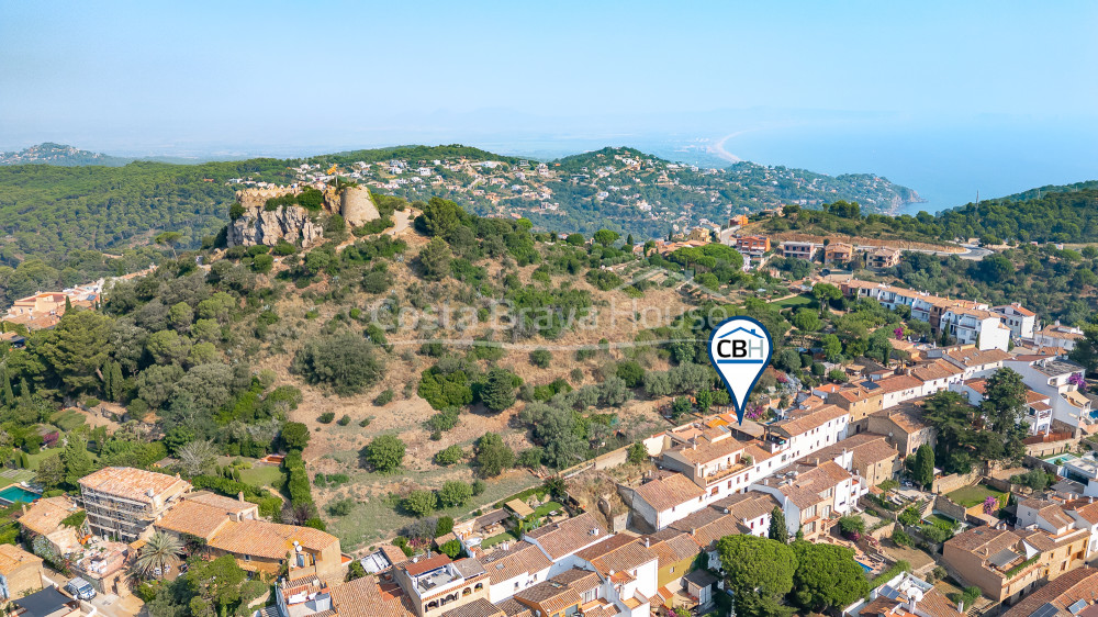 House for sale in Begur with garden and renovation potential