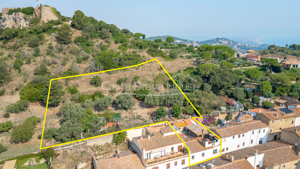Casa en venda a Begur amb jardí i opció de reforma