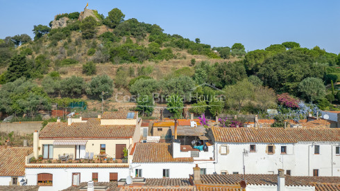 Casa en venda a Begur amb jardí i opció de reforma
