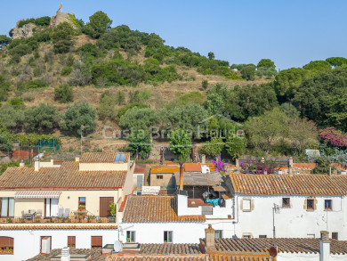 Village house with 1,500 m² garden for sale next to Begur Castle and close to the center