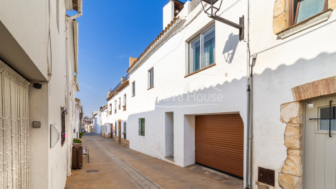 Casa en venda a Begur amb jardí i opció de reforma