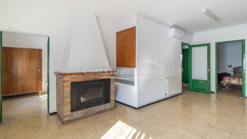 House for sale in Begur with garden and renovation potential