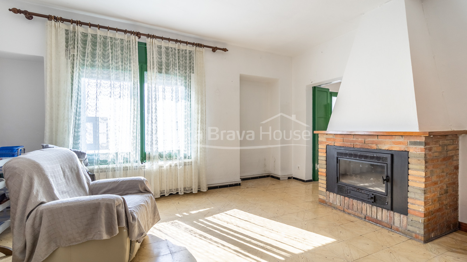 House for sale in Begur with garden and renovation potential