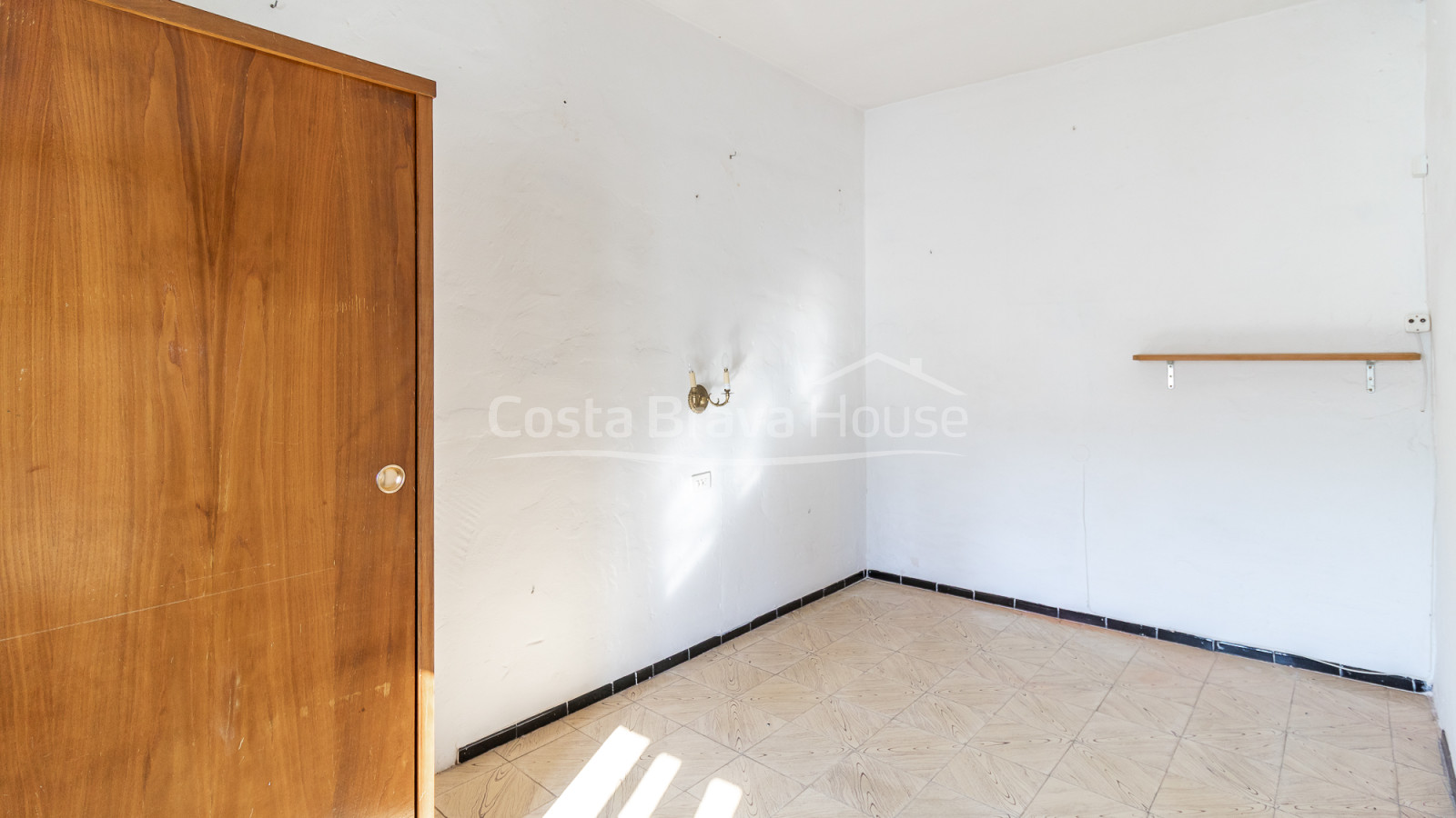Huis te koop in Begur met tuin en renovatiepotentieel