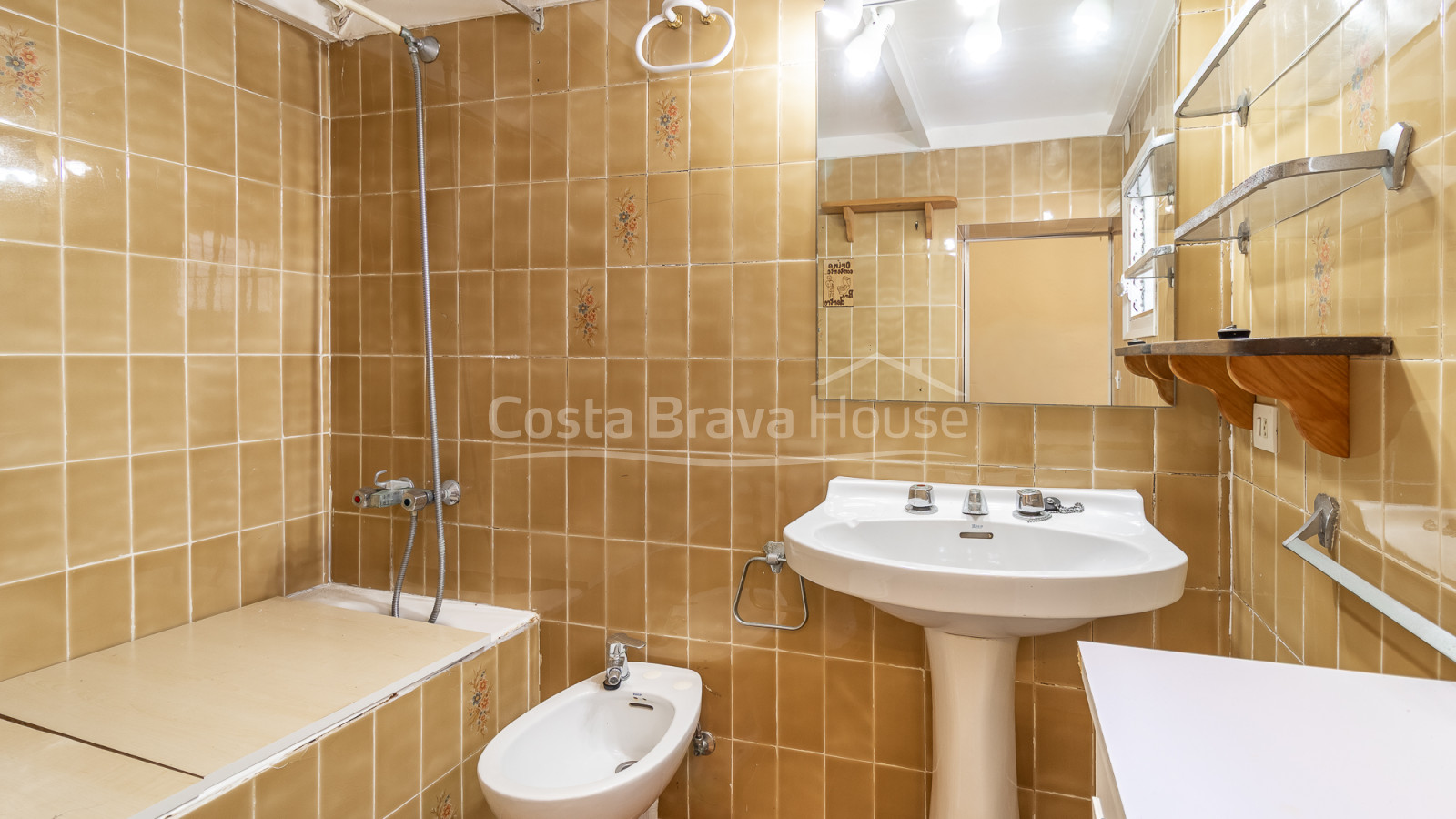 House for sale in Begur with garden and renovation potential