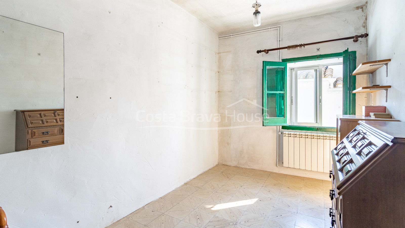 House for sale in Begur with garden and renovation potential