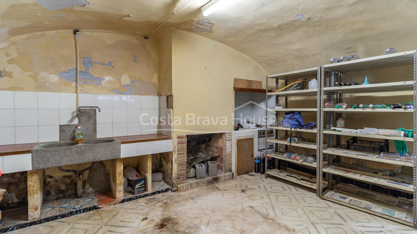 Casa en venda a Begur amb jardí i opció de reforma